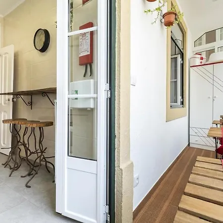 Exotic M2 R2 - Comfortable Classy Double With Shared Bath Guest house